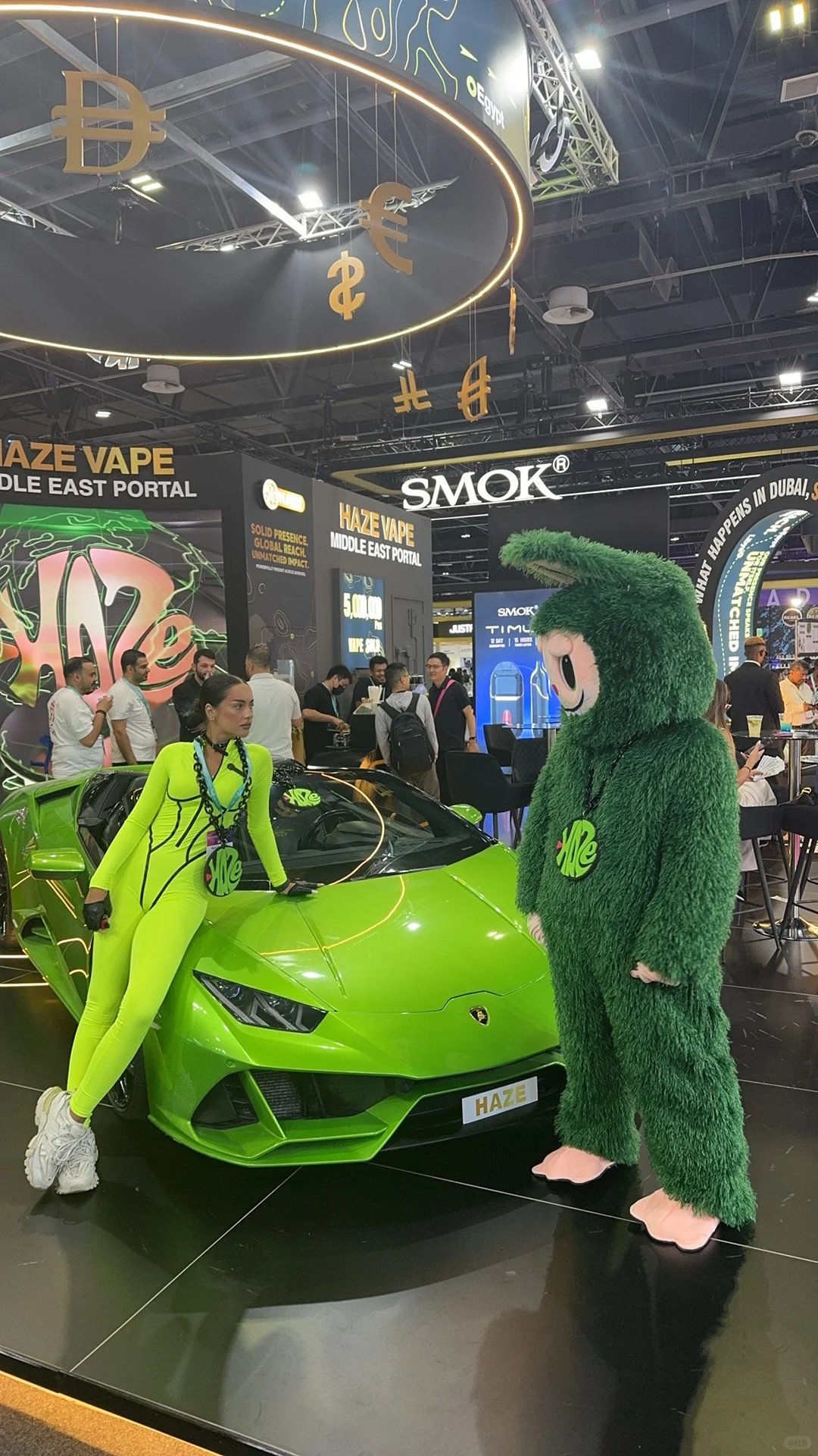 迪拜电子烟水烟展 偶遇篮球明星考辛斯