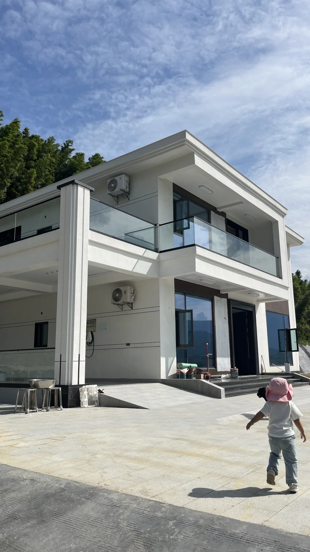 农村自建房玻璃栏杆，大家帮我看看翻车了吗