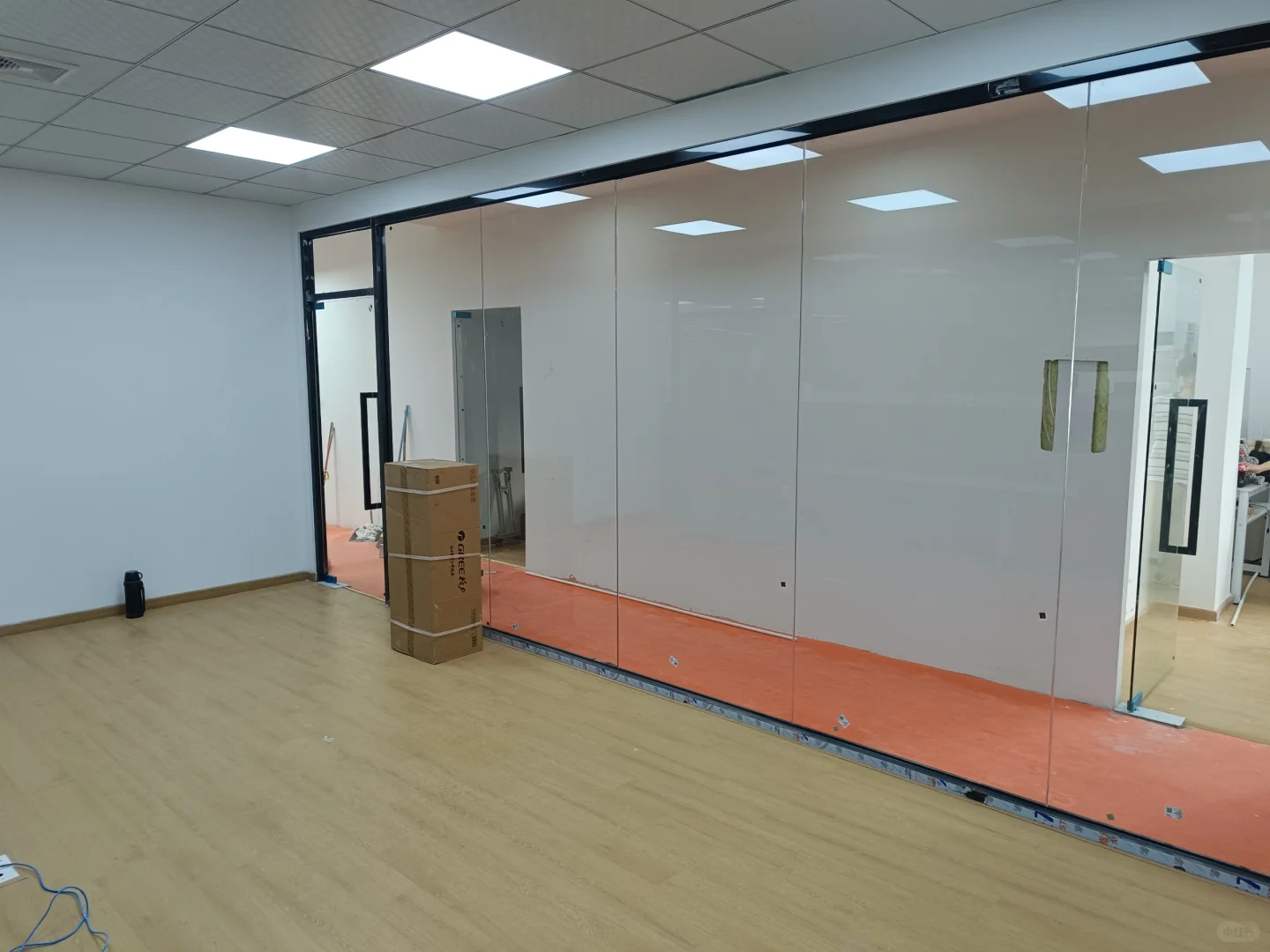 办公室玻璃隔断安装