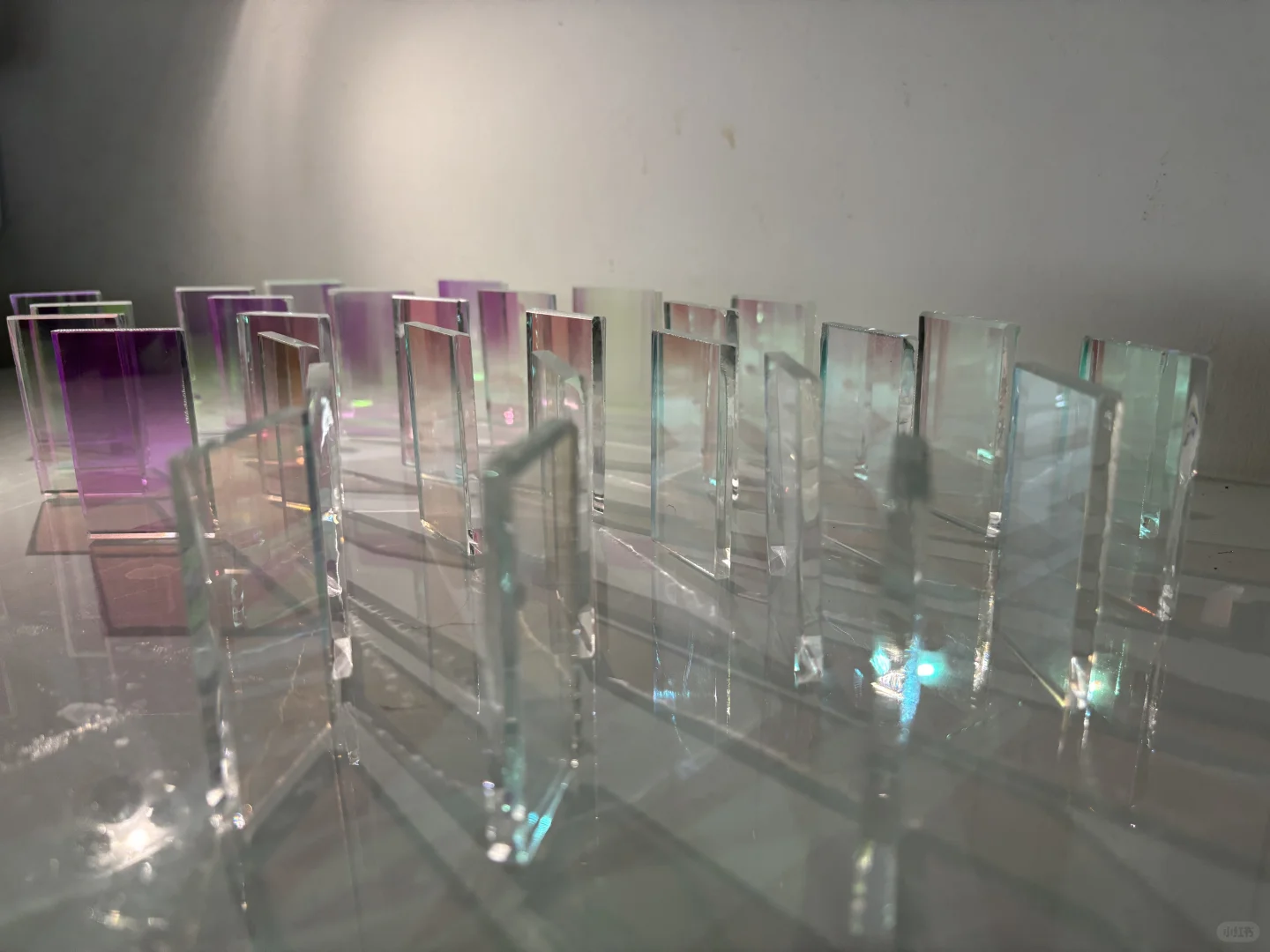 紫光下的玻璃会发光呀！！！