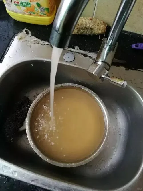 网格员处理自来水脏，发黄问题