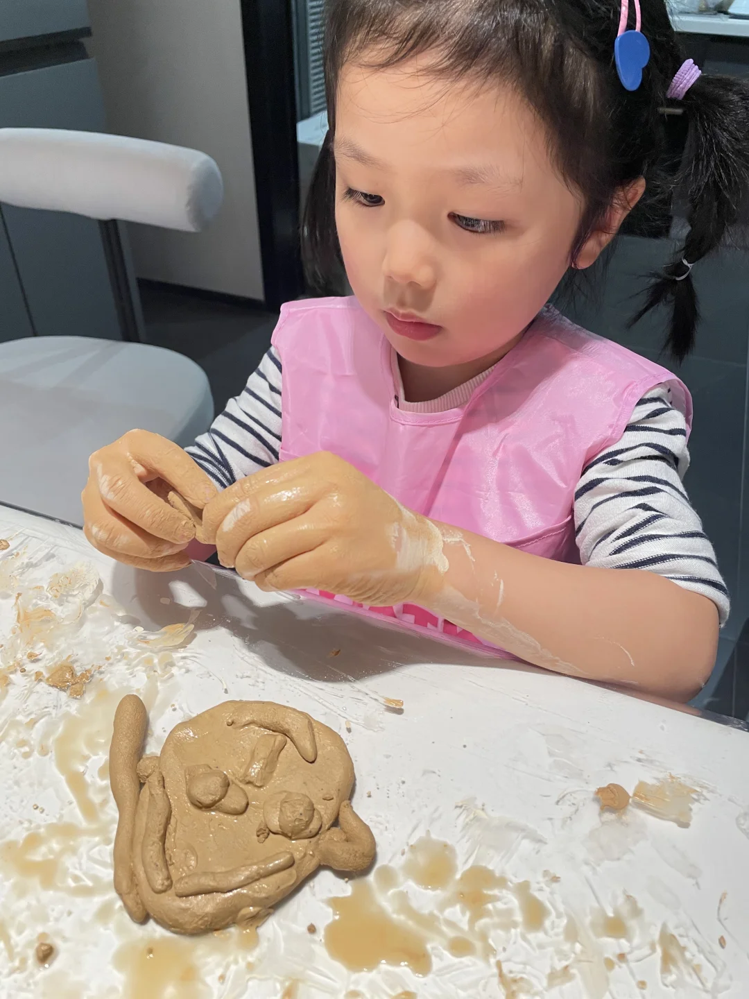 幼儿园小朋友在家玩“泥巴”