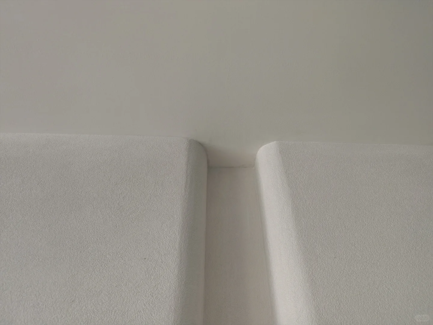 网上说乳胶漆不兑水有质感，但不会告诉你..