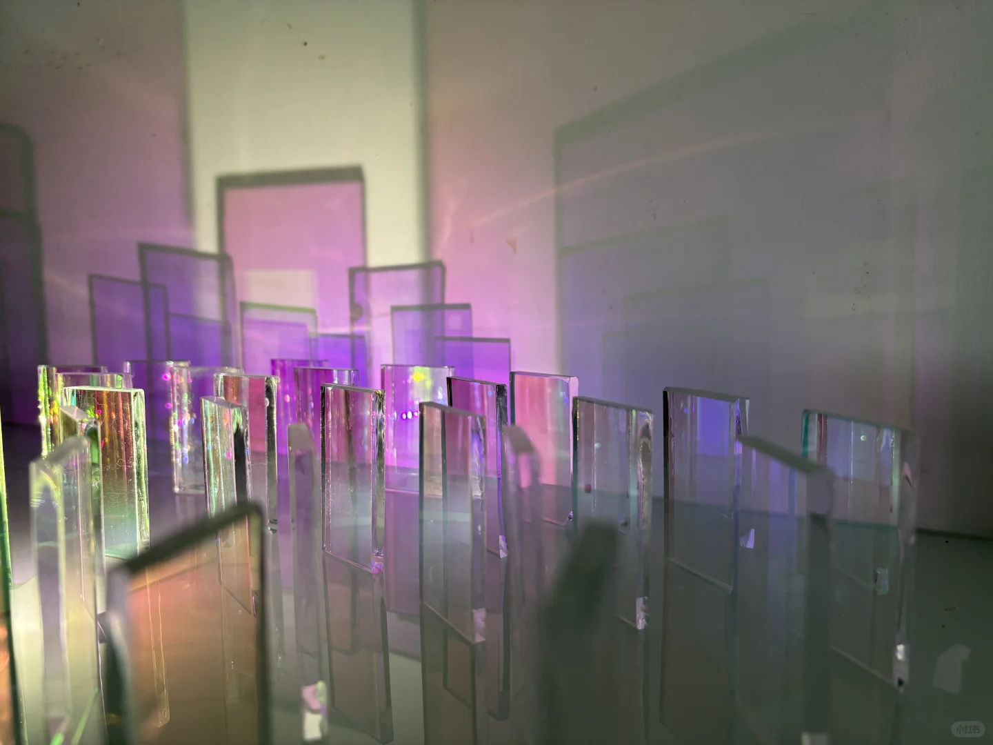 紫光下的玻璃会发光呀！！！