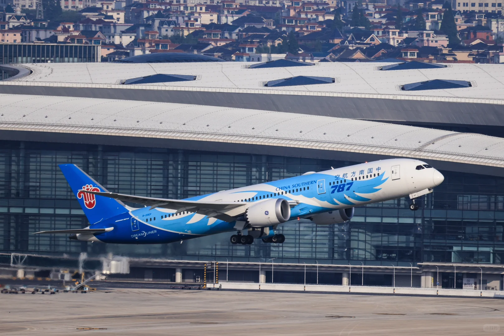 两架南航波音宽体HGH的24跑道起飞