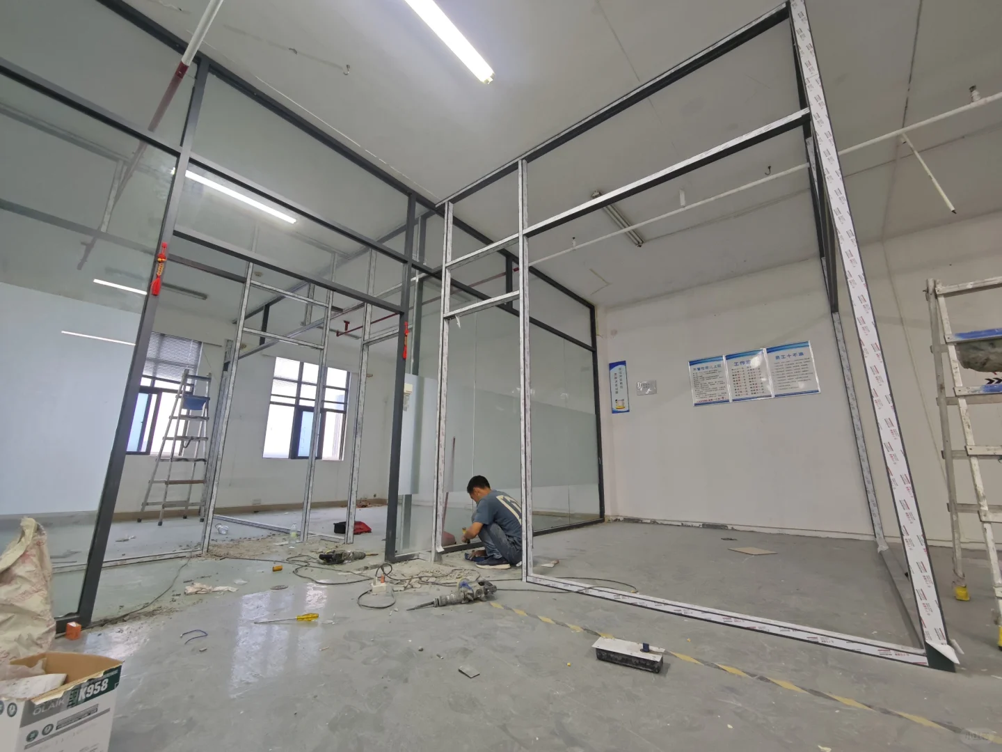 铝合金方通玻璃隔断