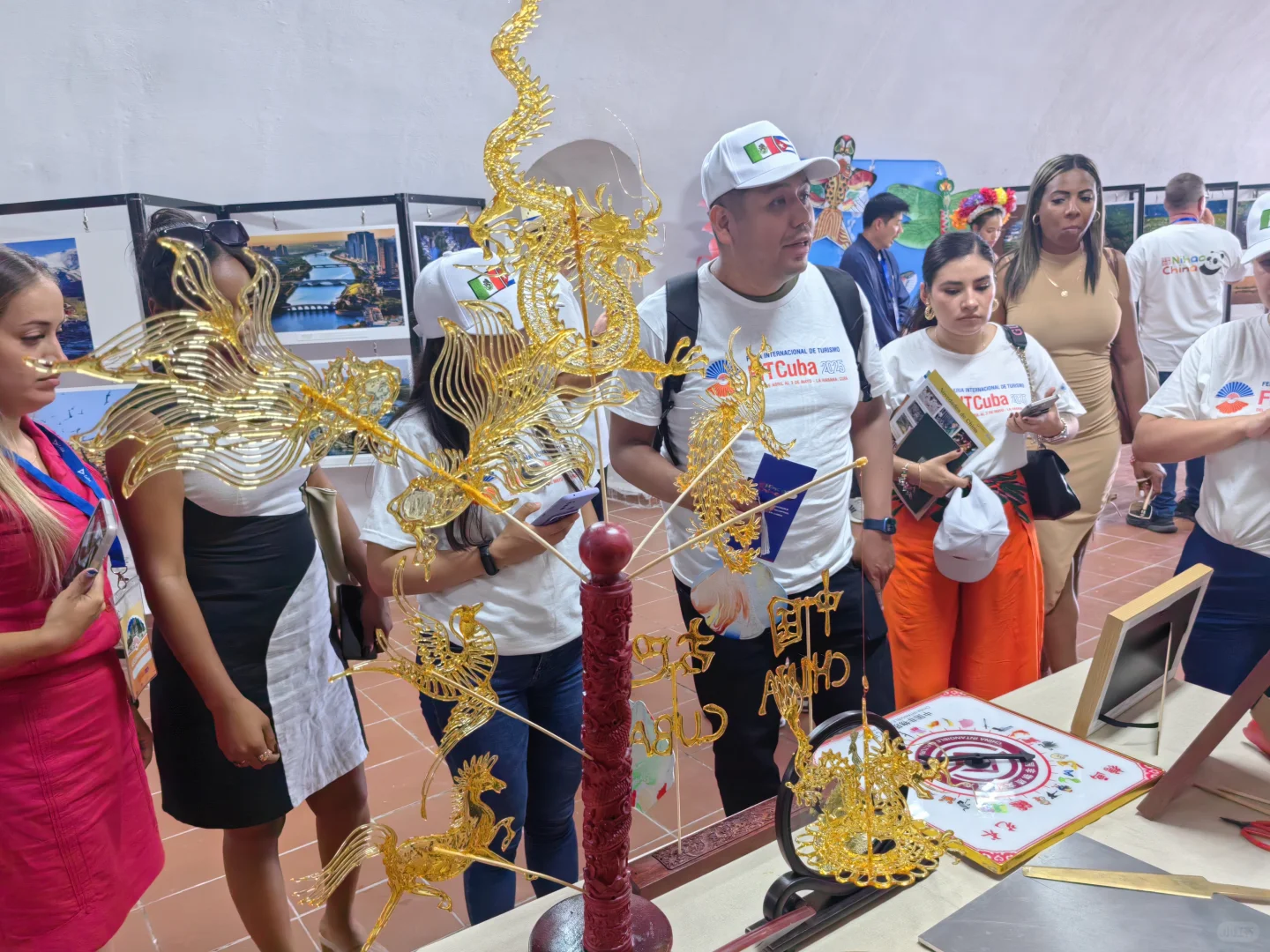 我在古巴表演中国糖画，与古巴总理合影