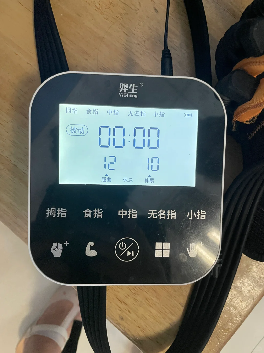 脑梗6｜机器人手助恢复锻炼肌肉