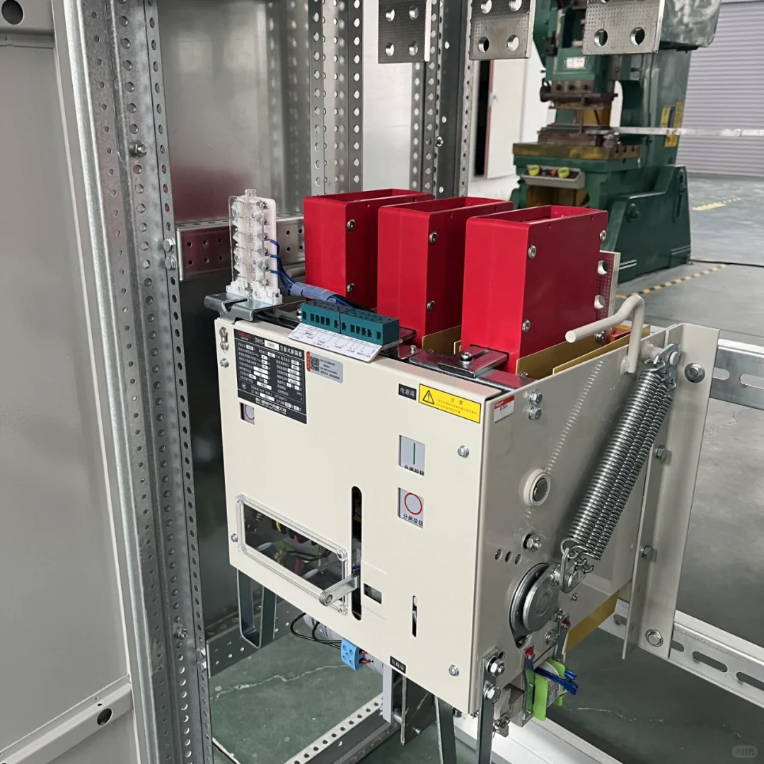 河南周口，电气设备！正在安装中！