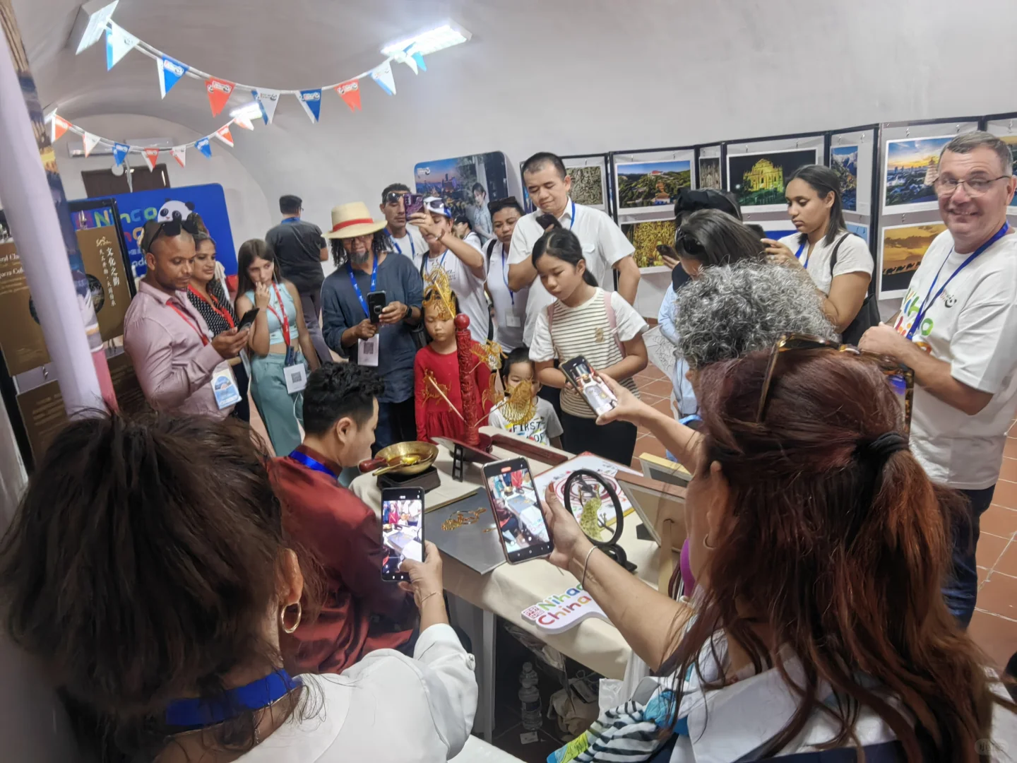 我在古巴表演中国糖画，与古巴总理合影