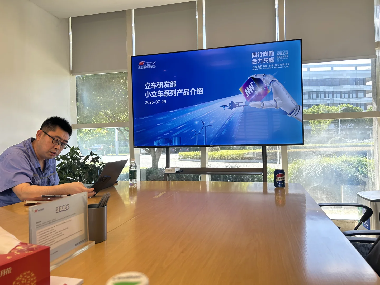 00后机床女销售的一天：今天学习纽威的车床