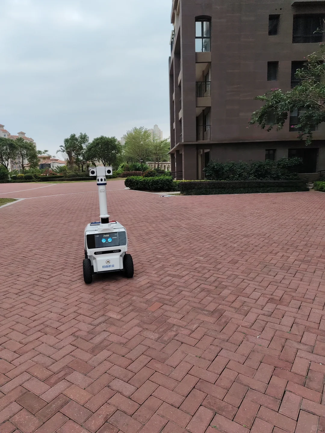 小区里的安防机器人