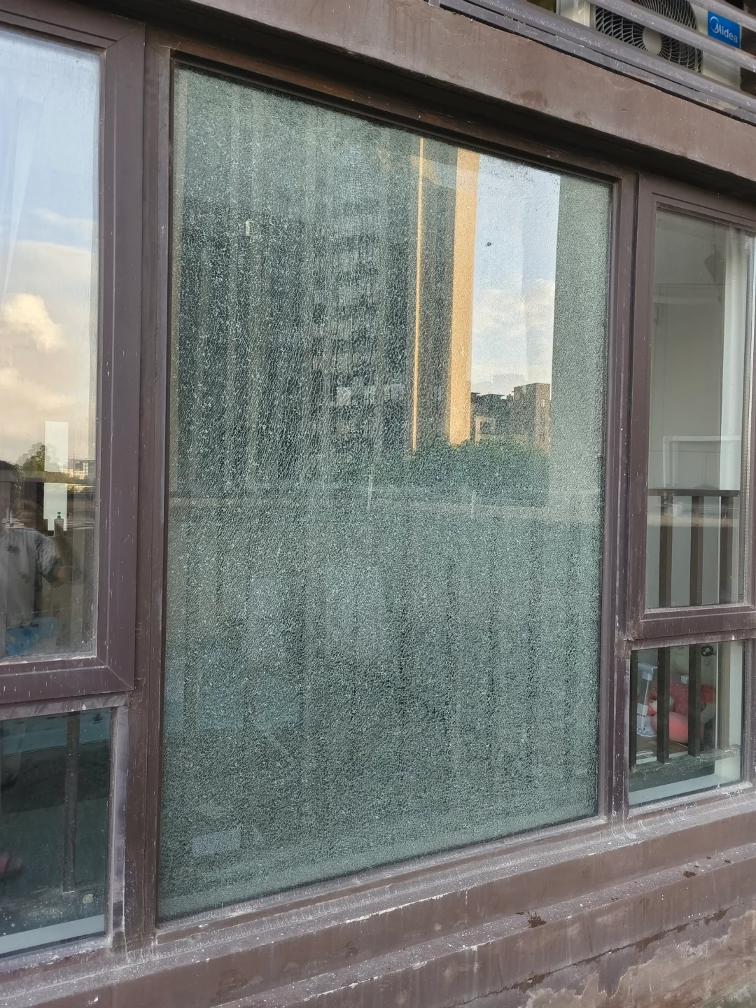 玻璃自爆!原因+处理方式+价格+注意事项