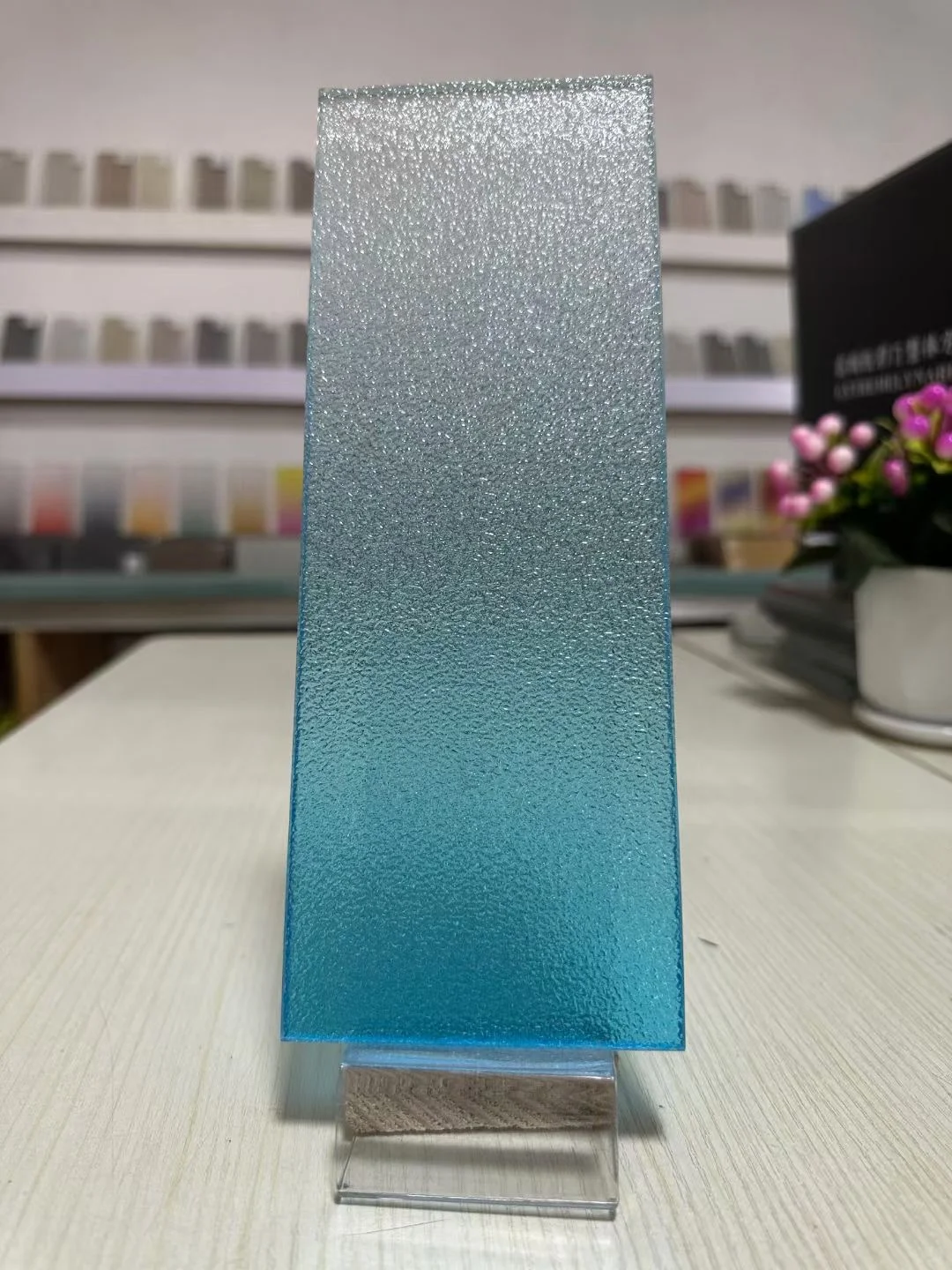 渐变色玻璃，原片不同呈现不同效果