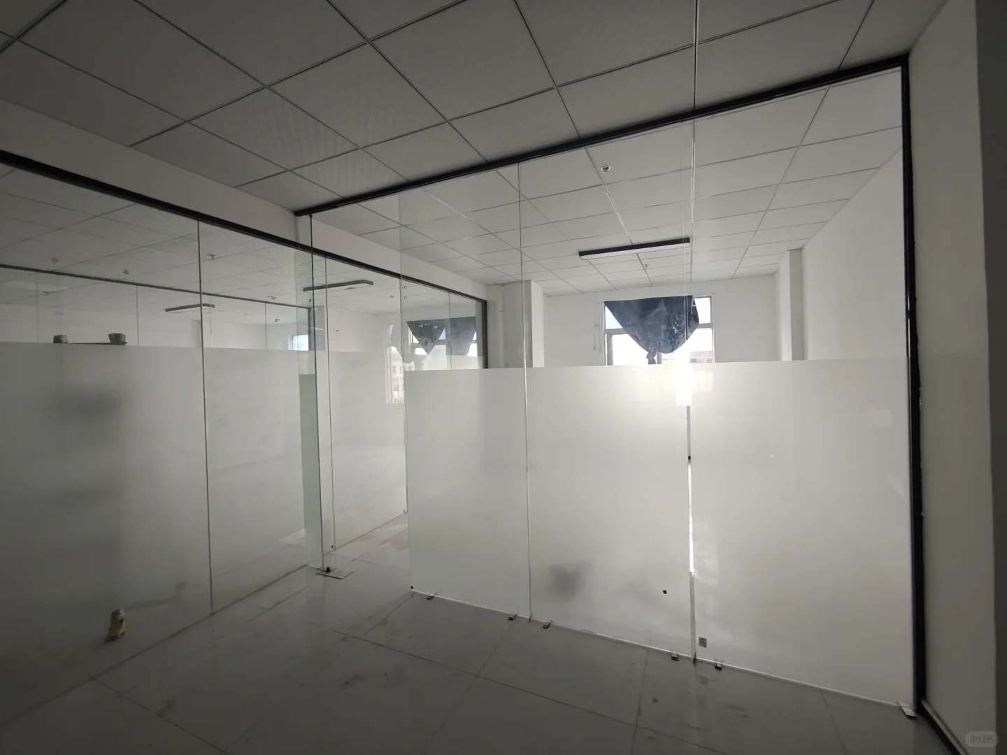 办公室钢化玻璃隔墙多少钱