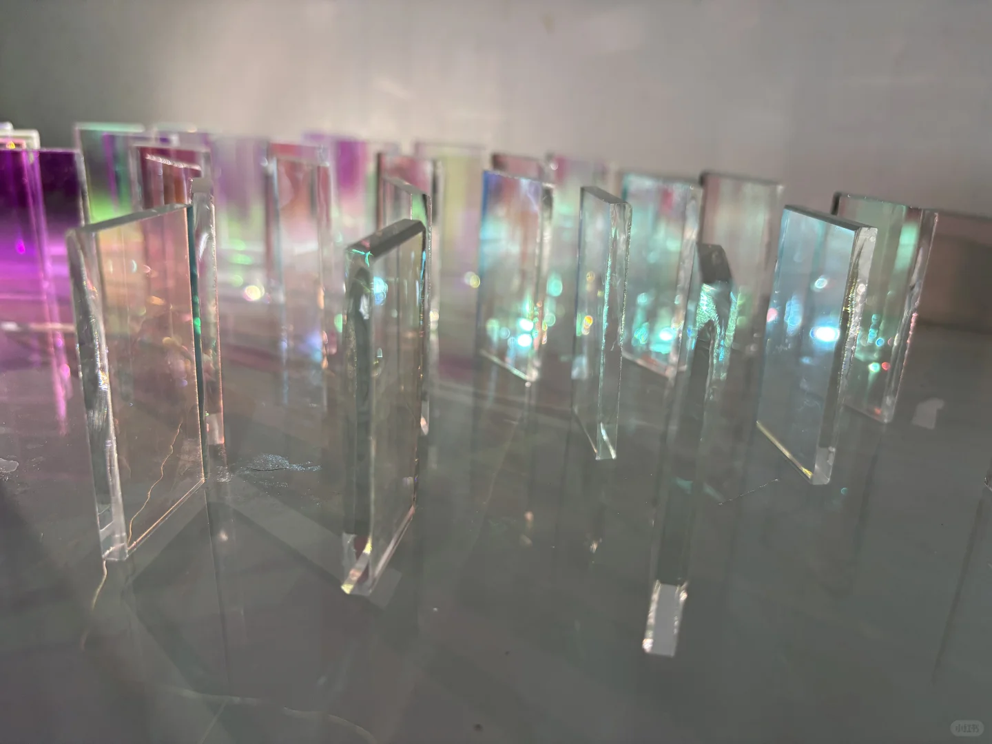 紫光下的玻璃会发光呀！！！