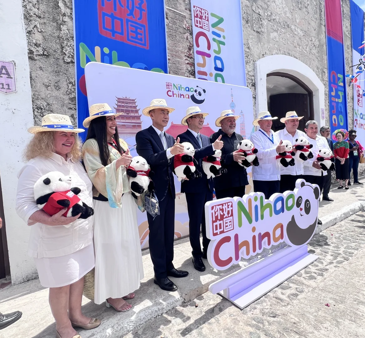 我在古巴表演中国糖画，与古巴总理合影