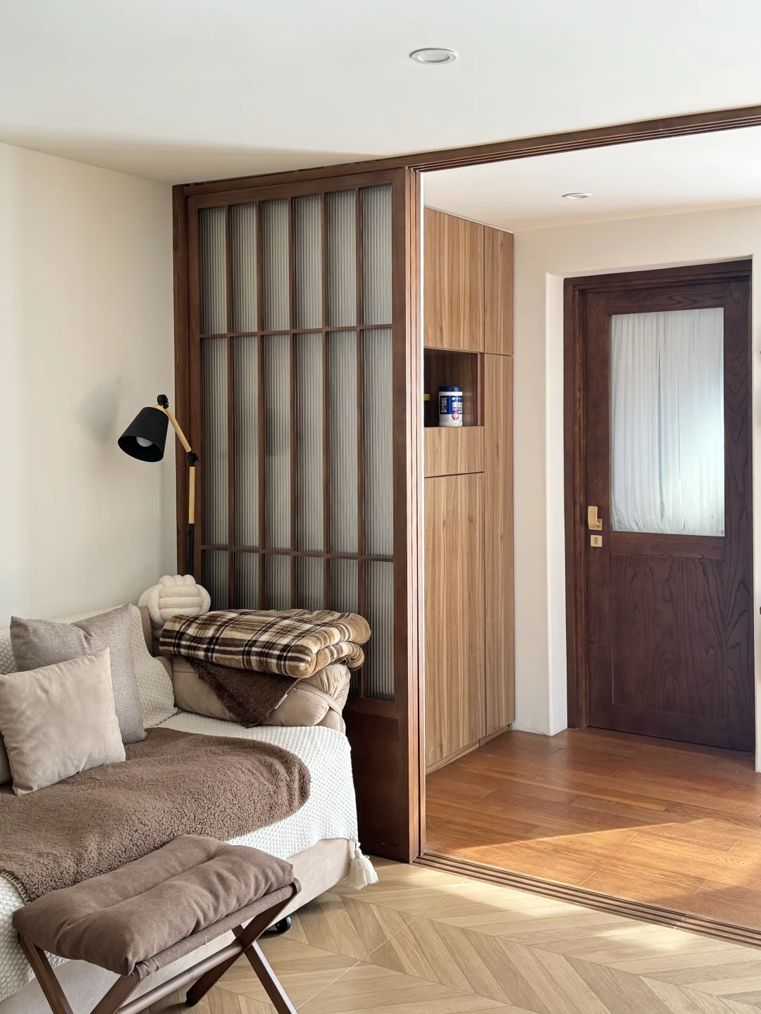 我用原木风玻璃移门当隔断，保暖又有私密感！