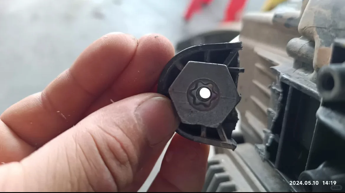 汽车大灯断脚、破洞焊接、塑料件修复