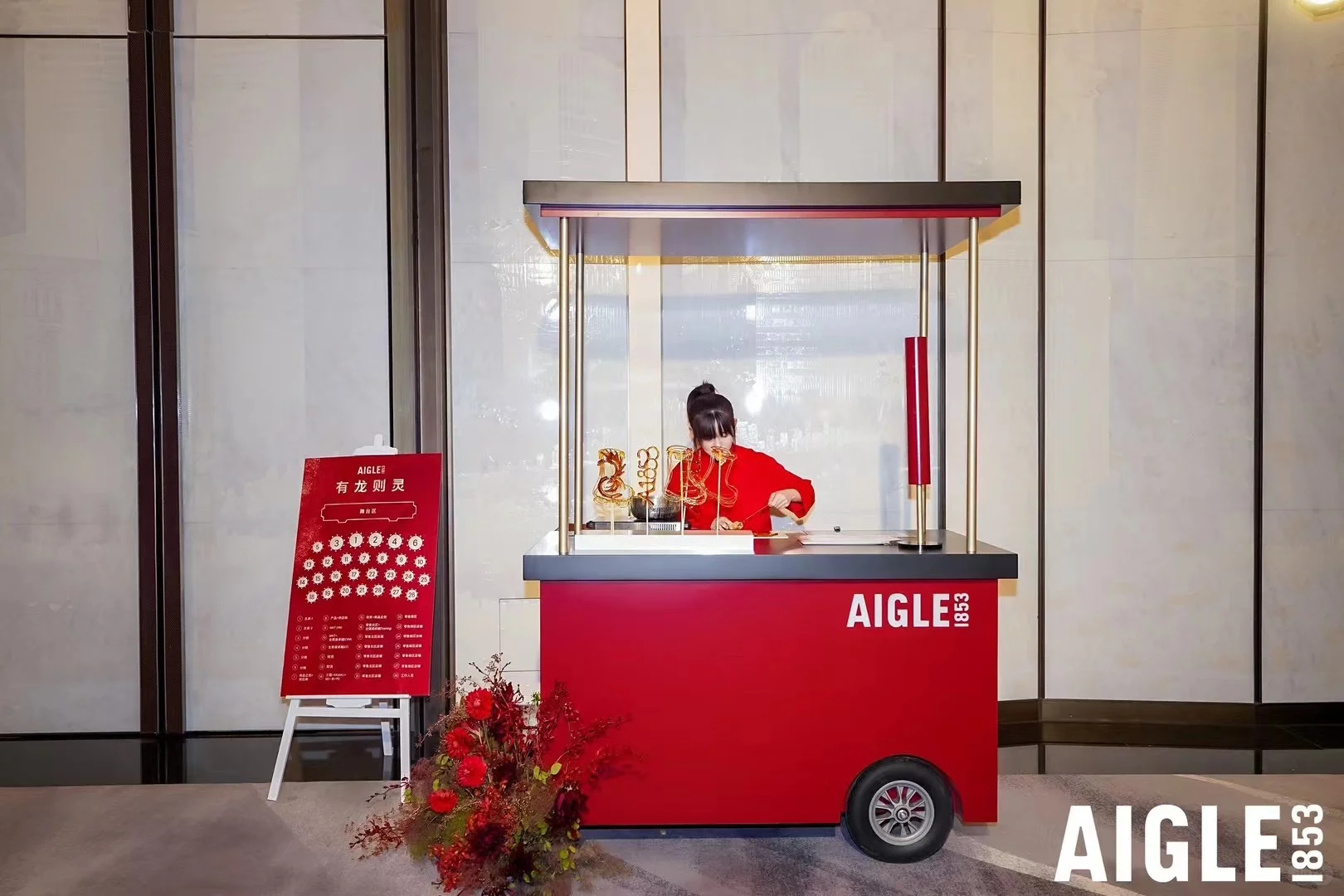 速来围观！全网最年轻的00后美女糖画师 ??