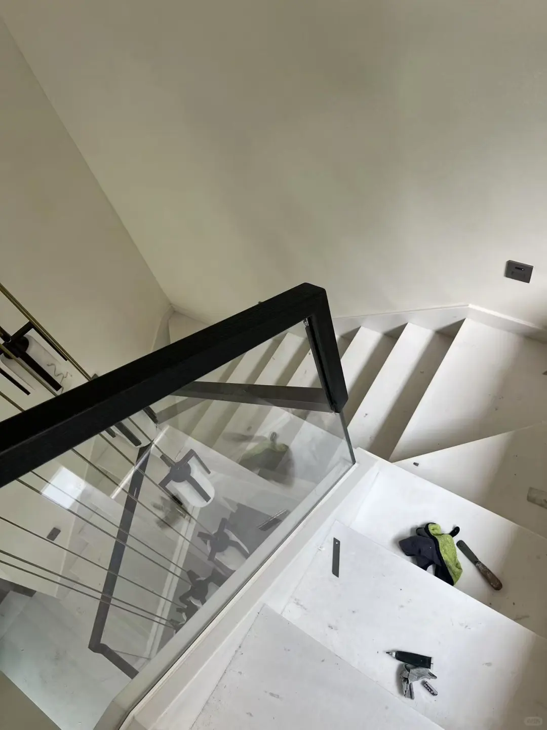 镀锌钢槽+12mm超白钢化玻璃+实木扶手