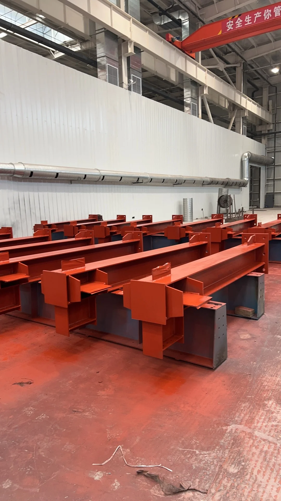 接手家里的烂涂料厂了，开始自媒体，小红书