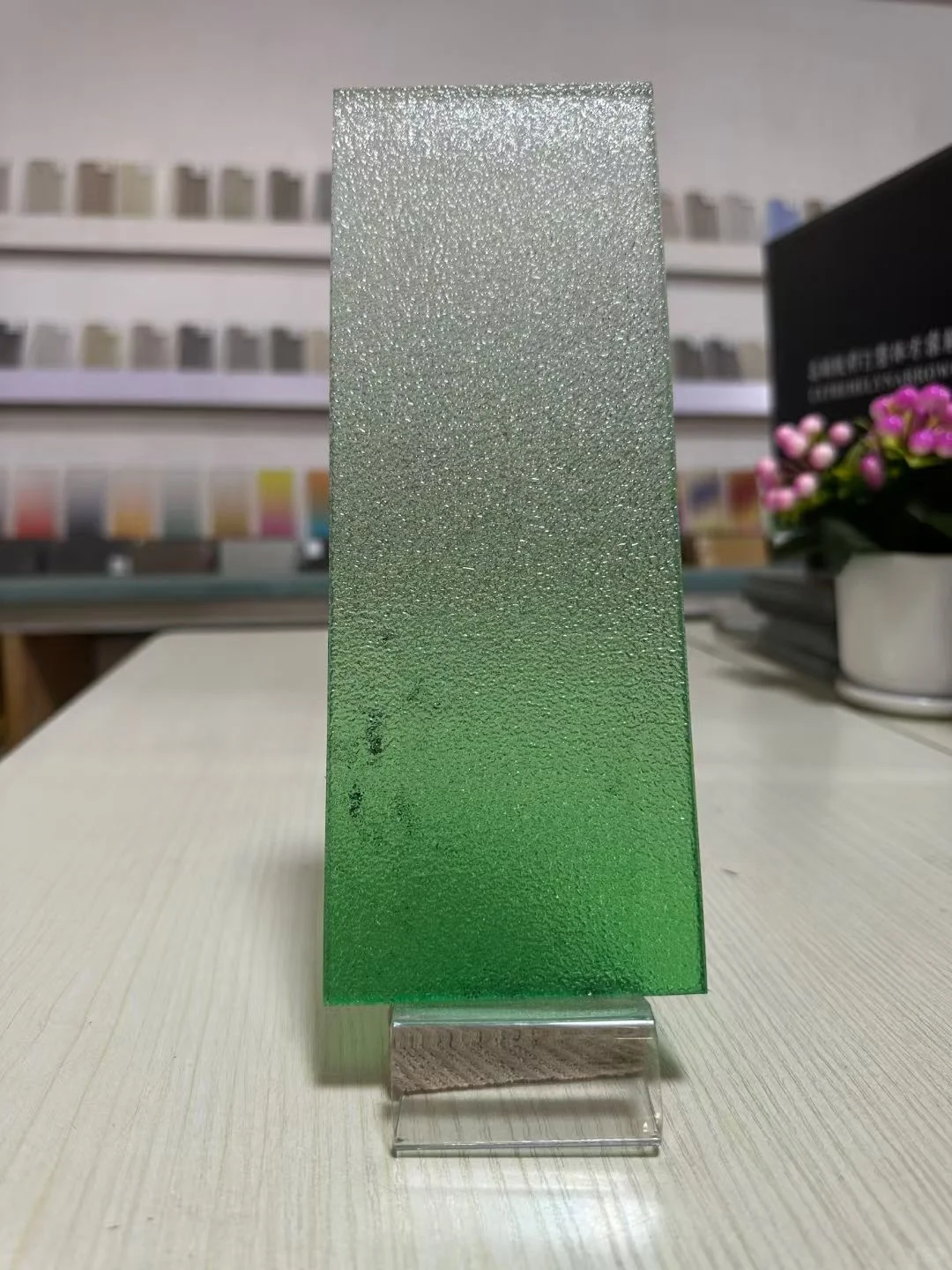 渐变色玻璃，原片不同呈现不同效果