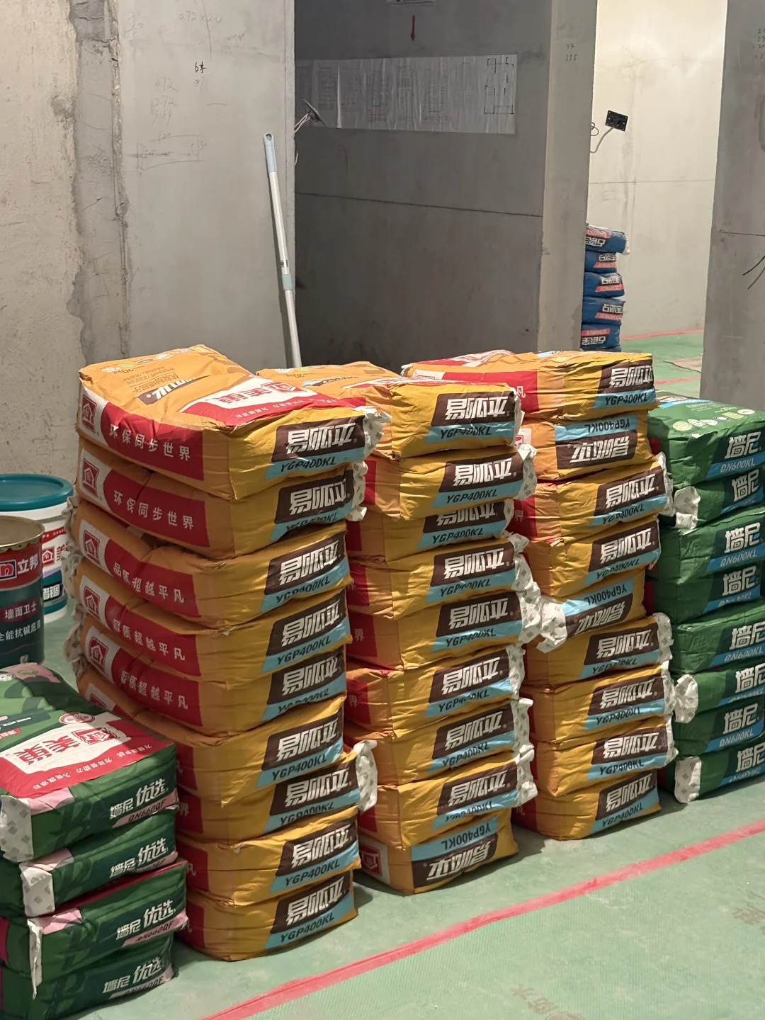 油漆工进场，看了美巢直摇头