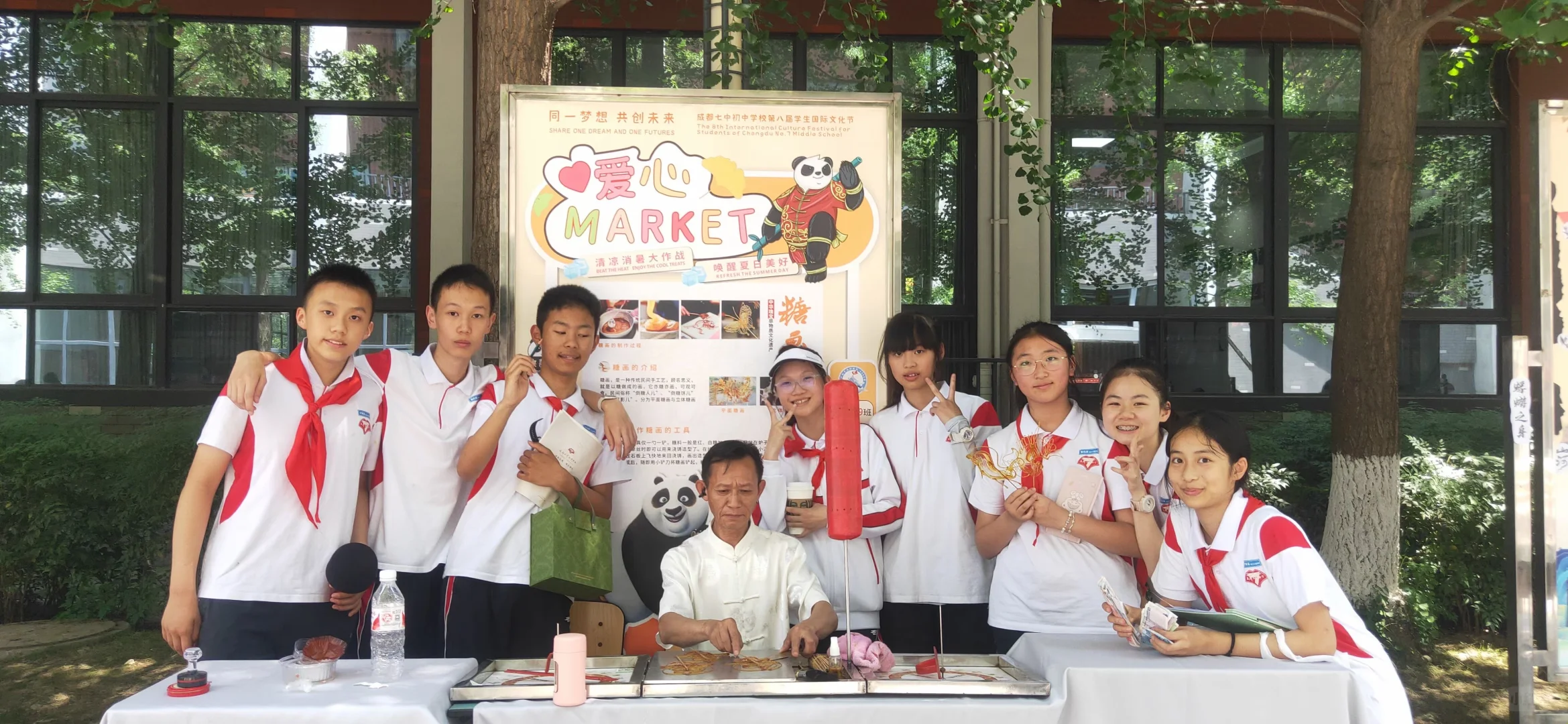 一勺一糖一世界，姑爹做糖画已有40余年了。