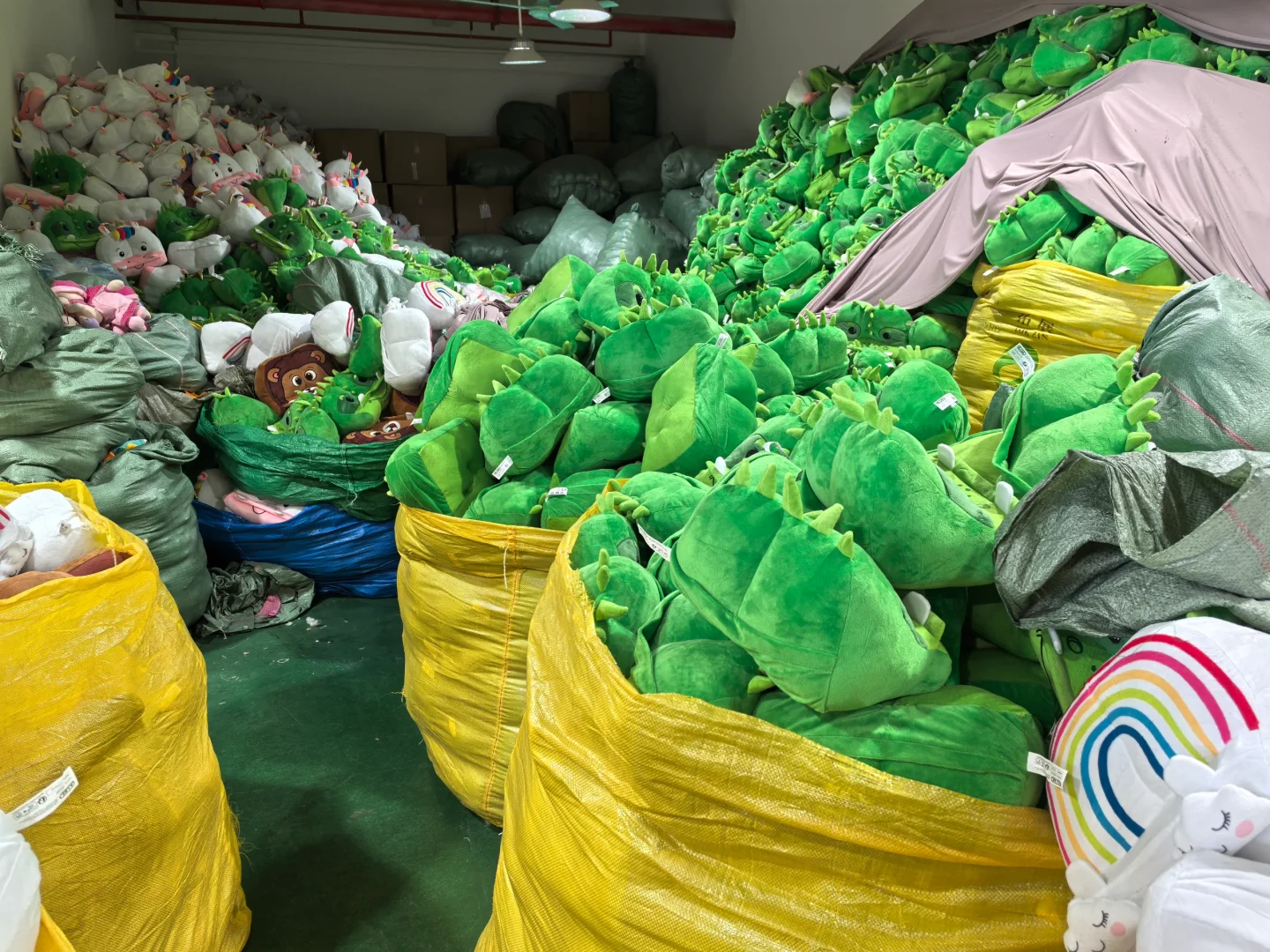 00小伙每天竟被玩偶包围