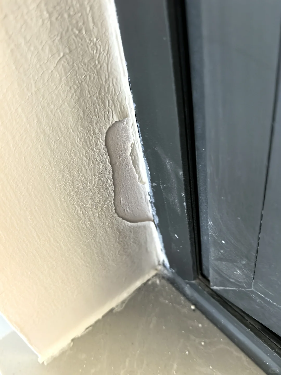 疯了！刚刷完两周的乳胶漆整块掉