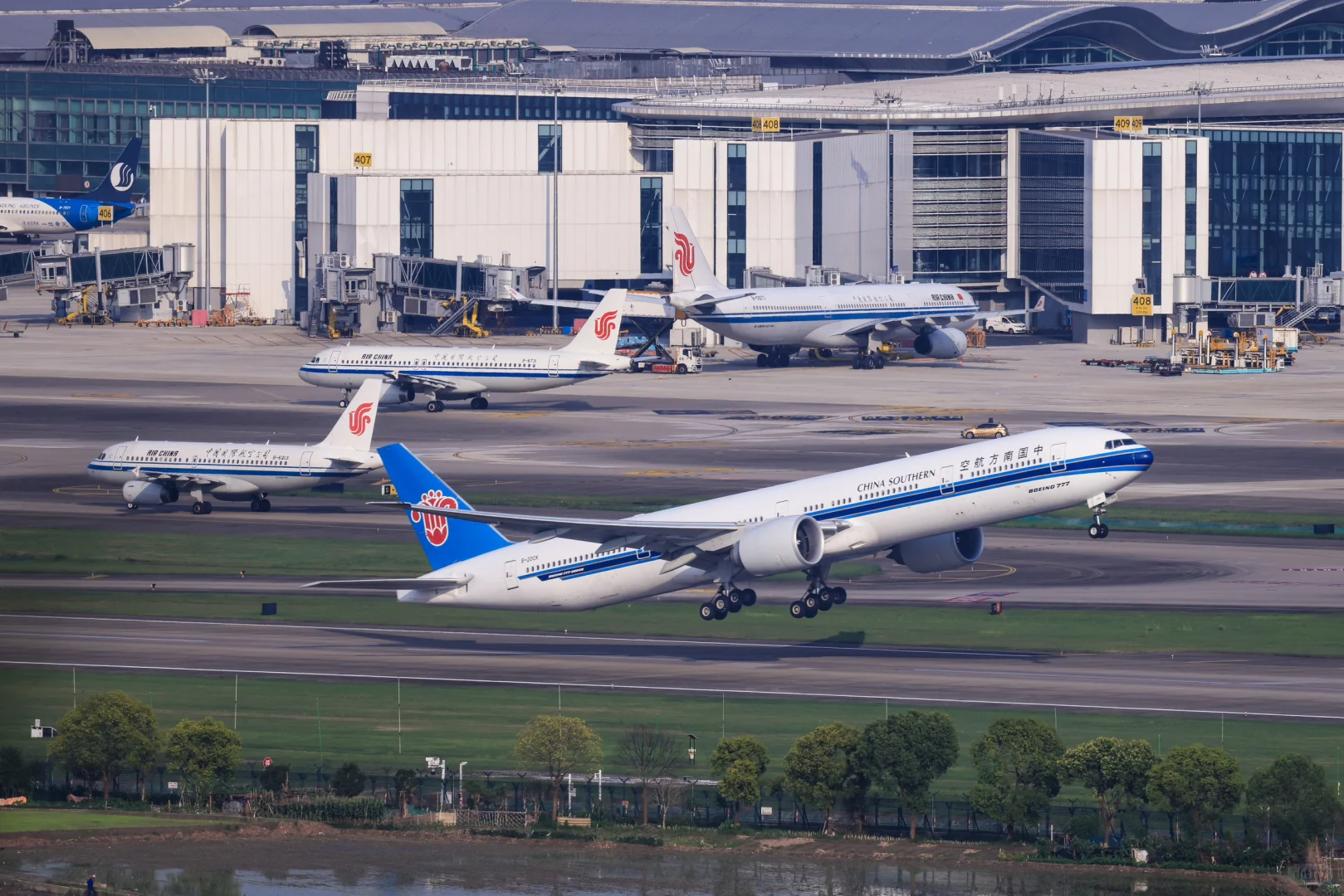 两架南航波音宽体HGH的24跑道起飞