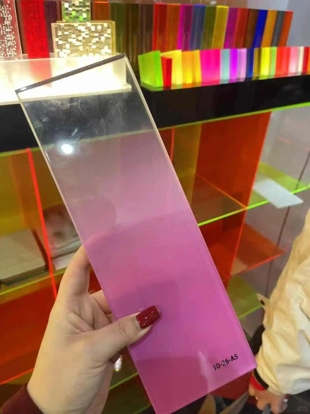 ✨渐变色玻璃：给空间加一层滤镜の美学