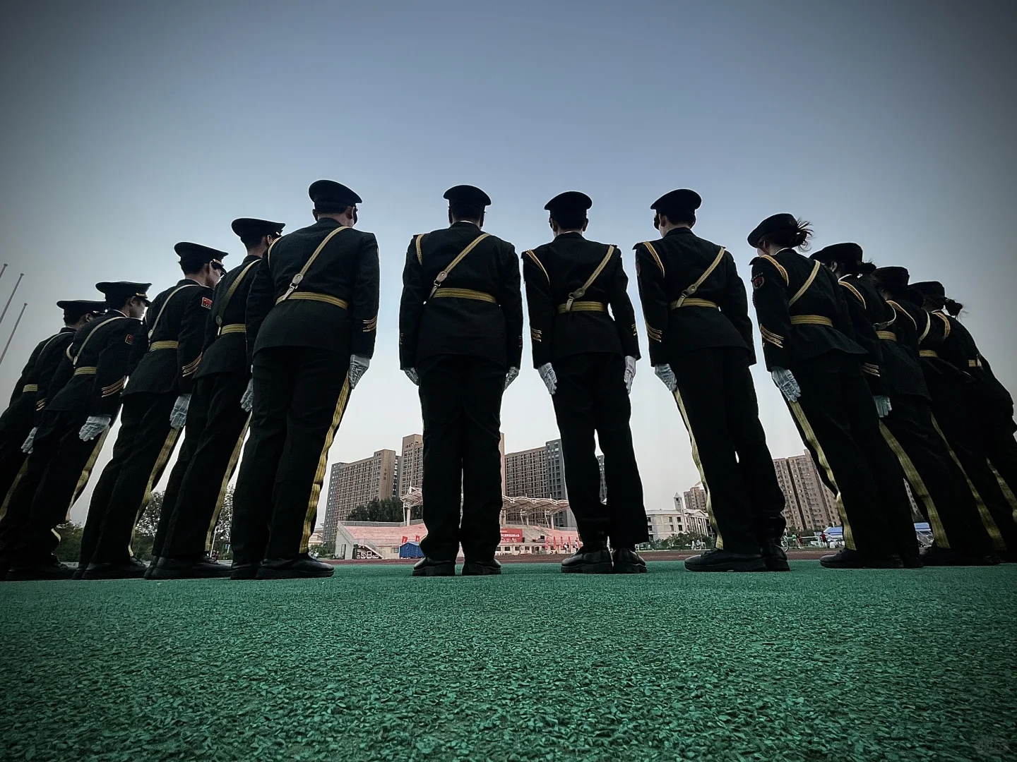 以青春之名 护国旗之威??