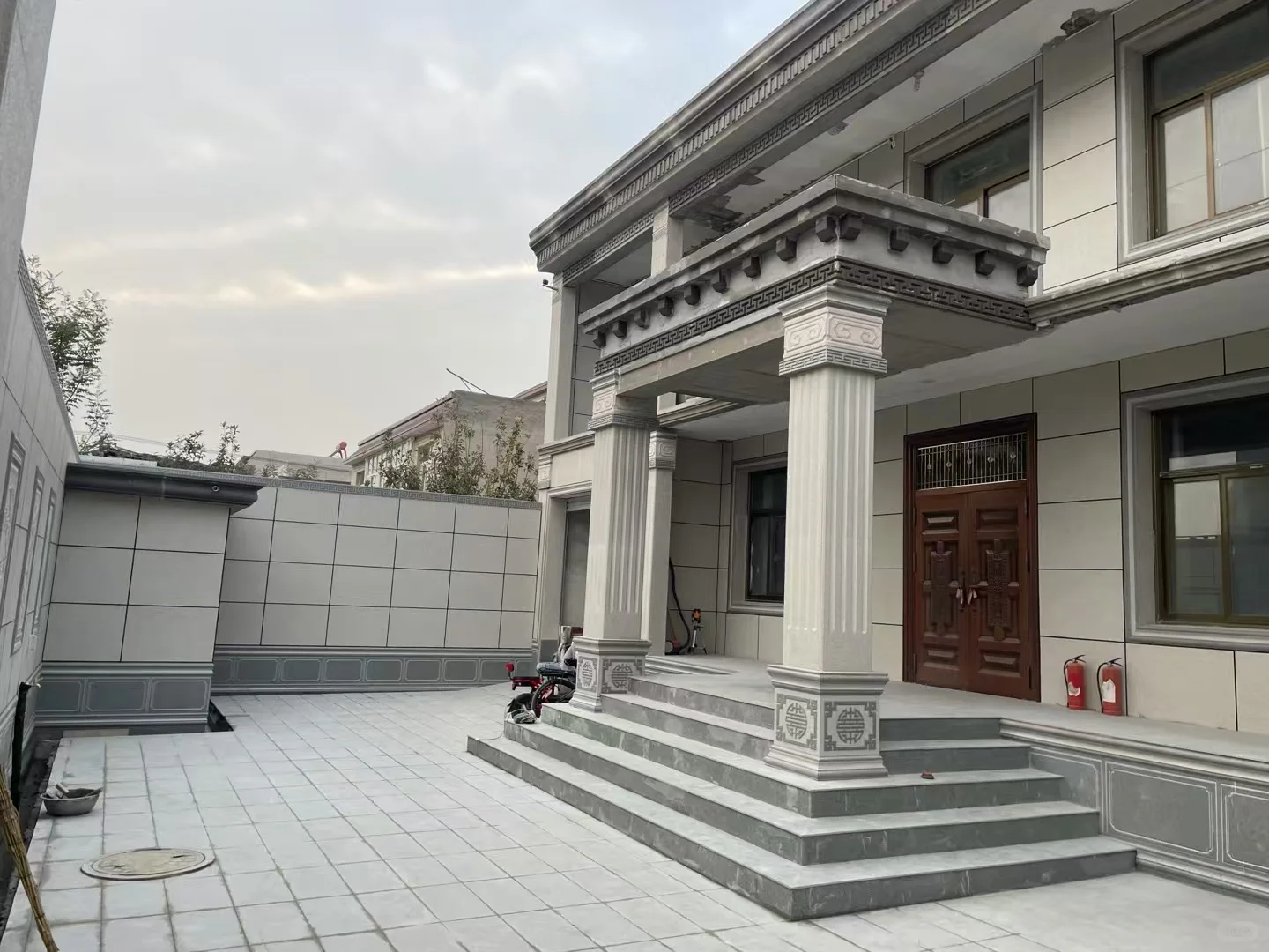 告别瓷砖脱落！陶瓷保温一体板，施工快省成本