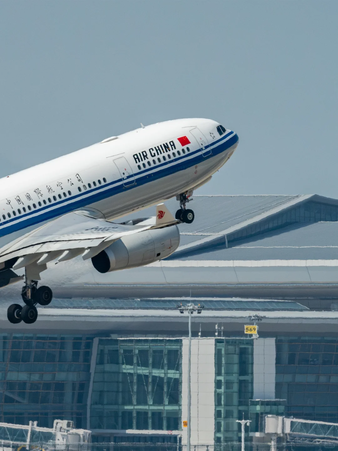 ??载旗332热浪中“融化”起飞