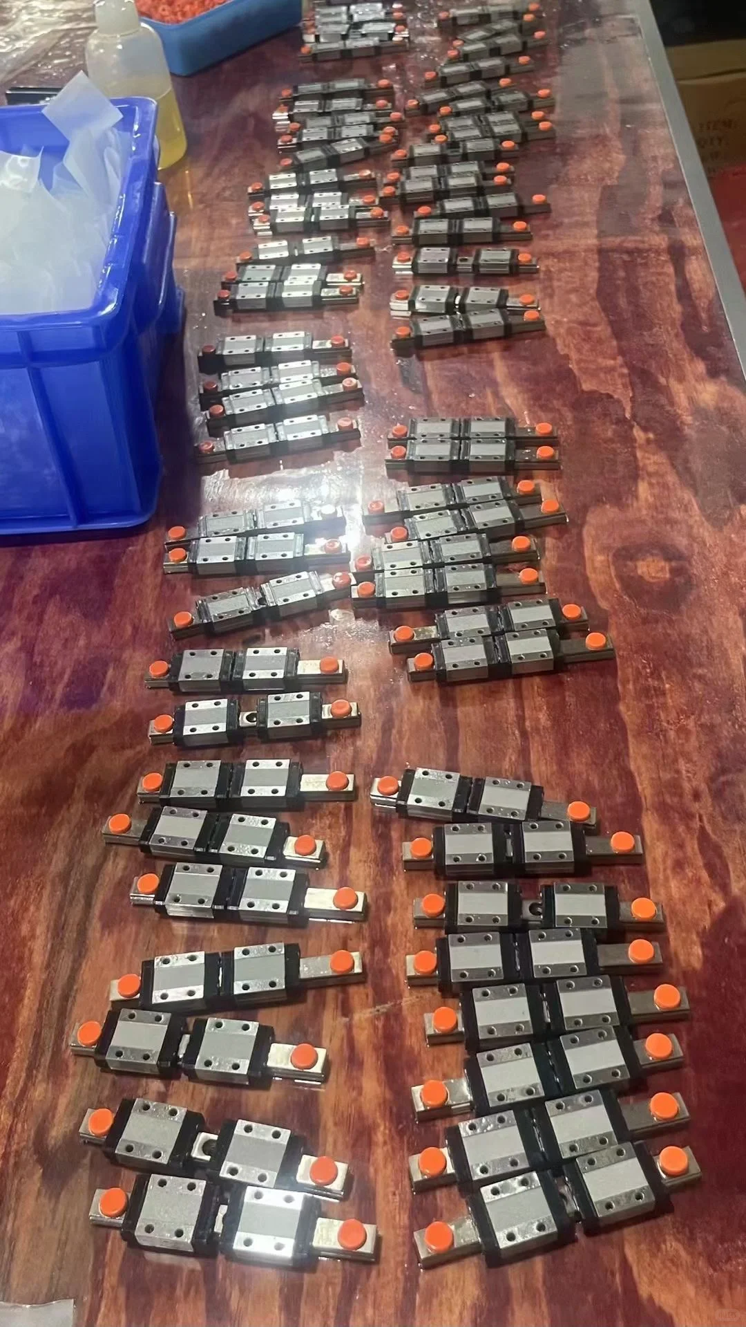 传动件生产厂家,专业生产导轨,光轴,丝杆。18