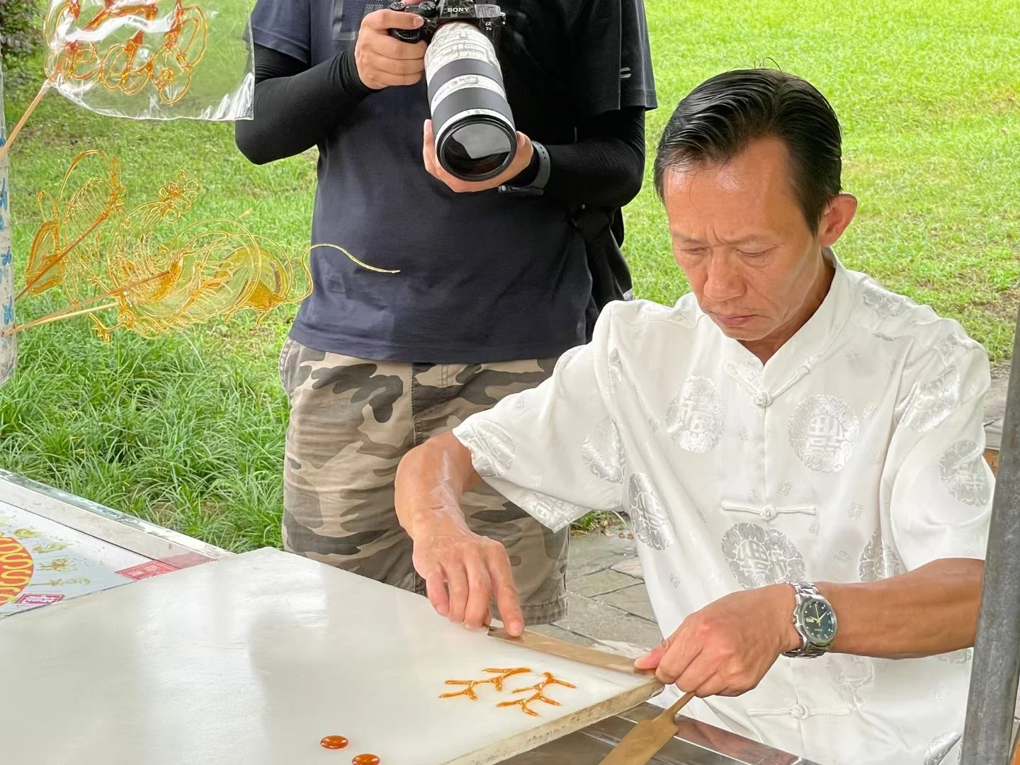 一勺一糖一世界，姑爹做糖画已有40余年了。