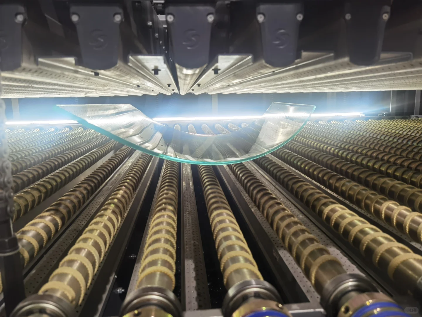 真正的弯钢化玻璃源头厂家