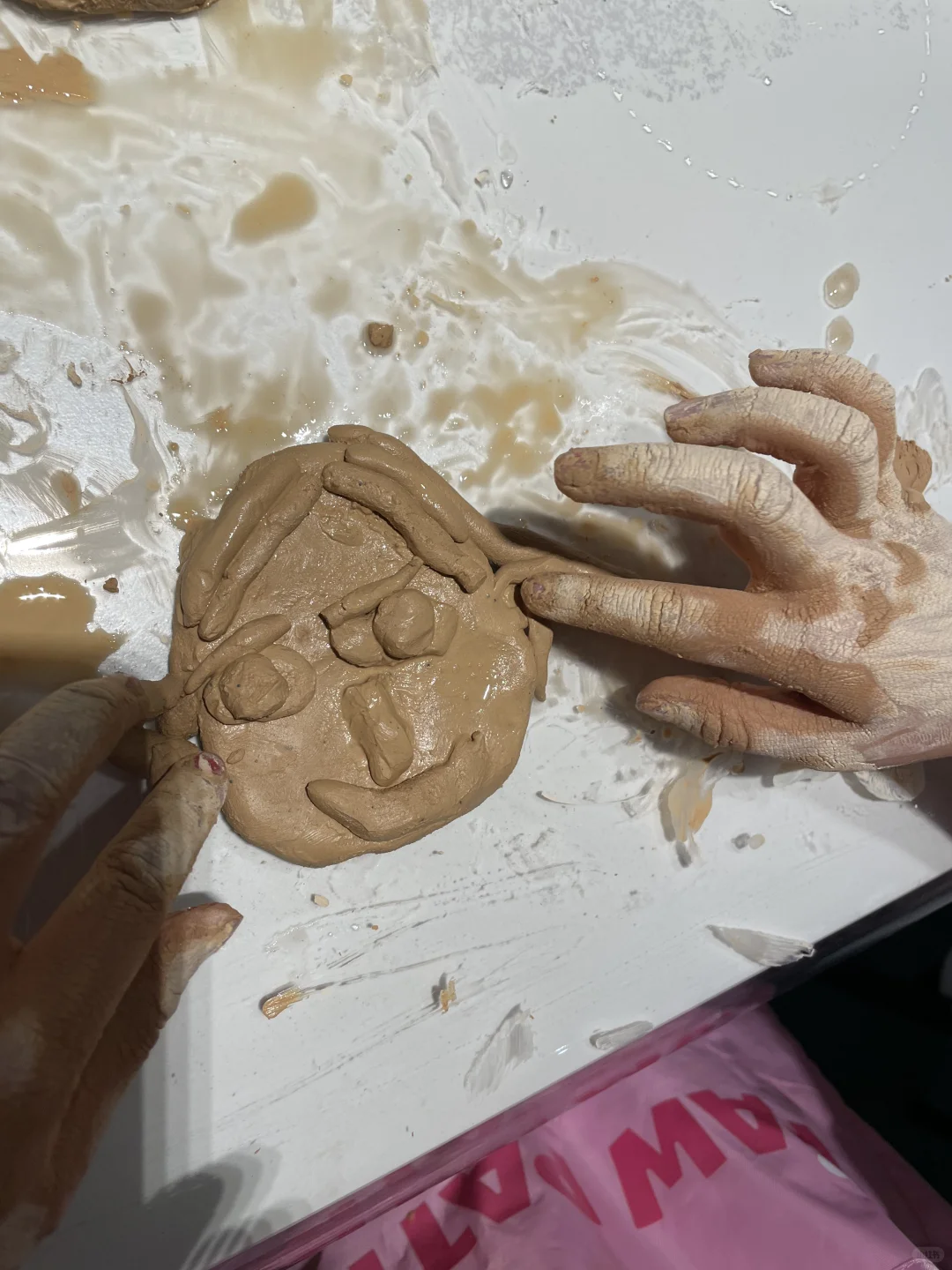 幼儿园小朋友在家玩“泥巴”