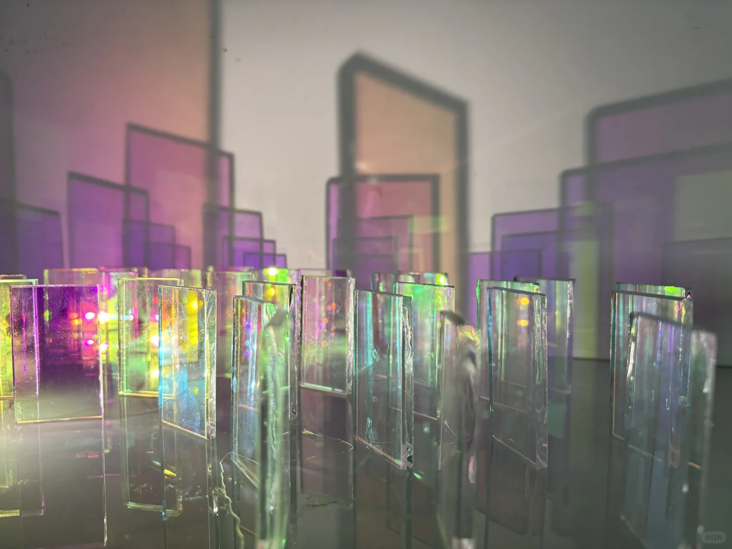 紫光下的玻璃会发光呀！！！