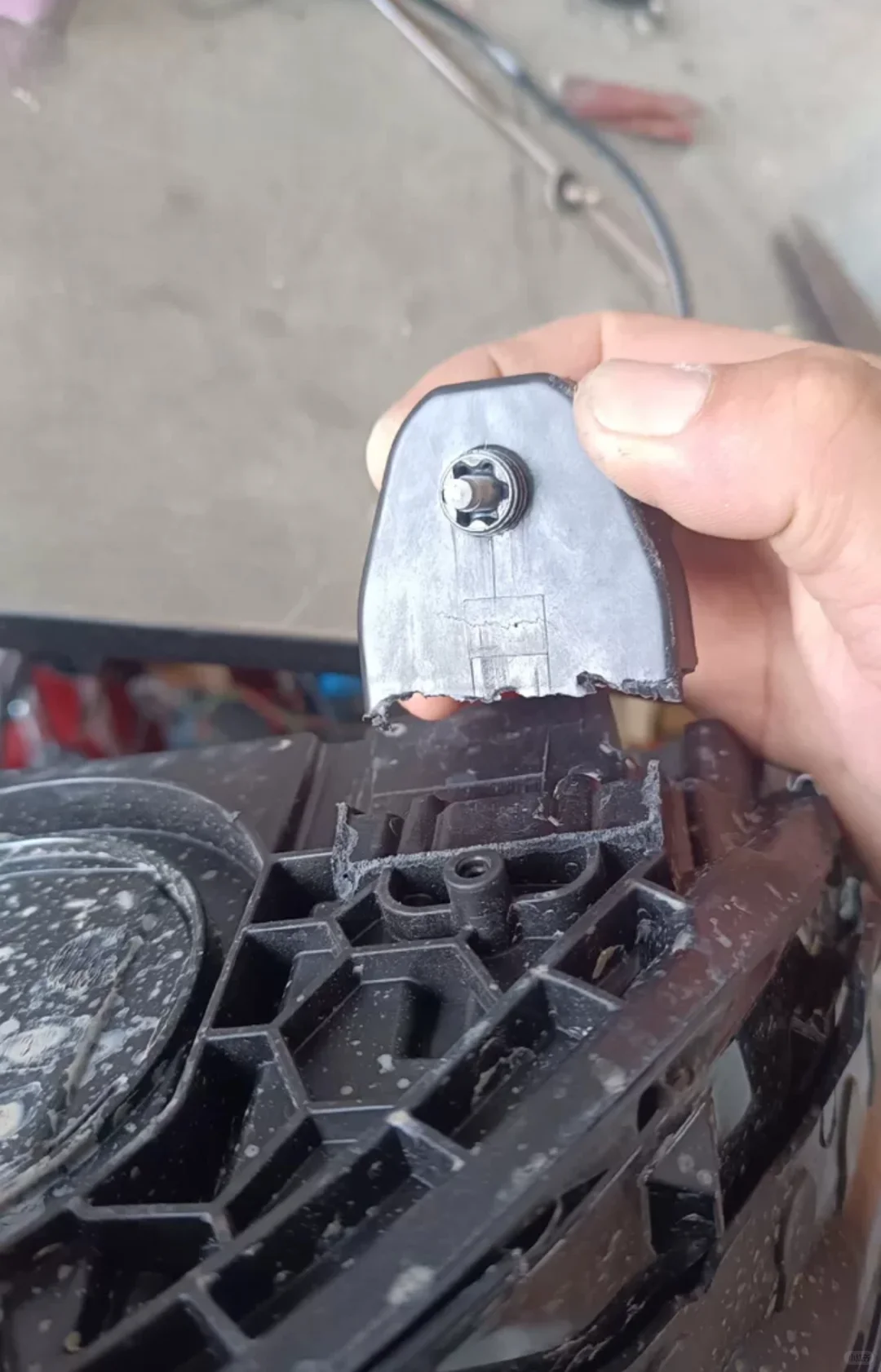 汽车大灯断脚、破洞焊接、塑料件修复