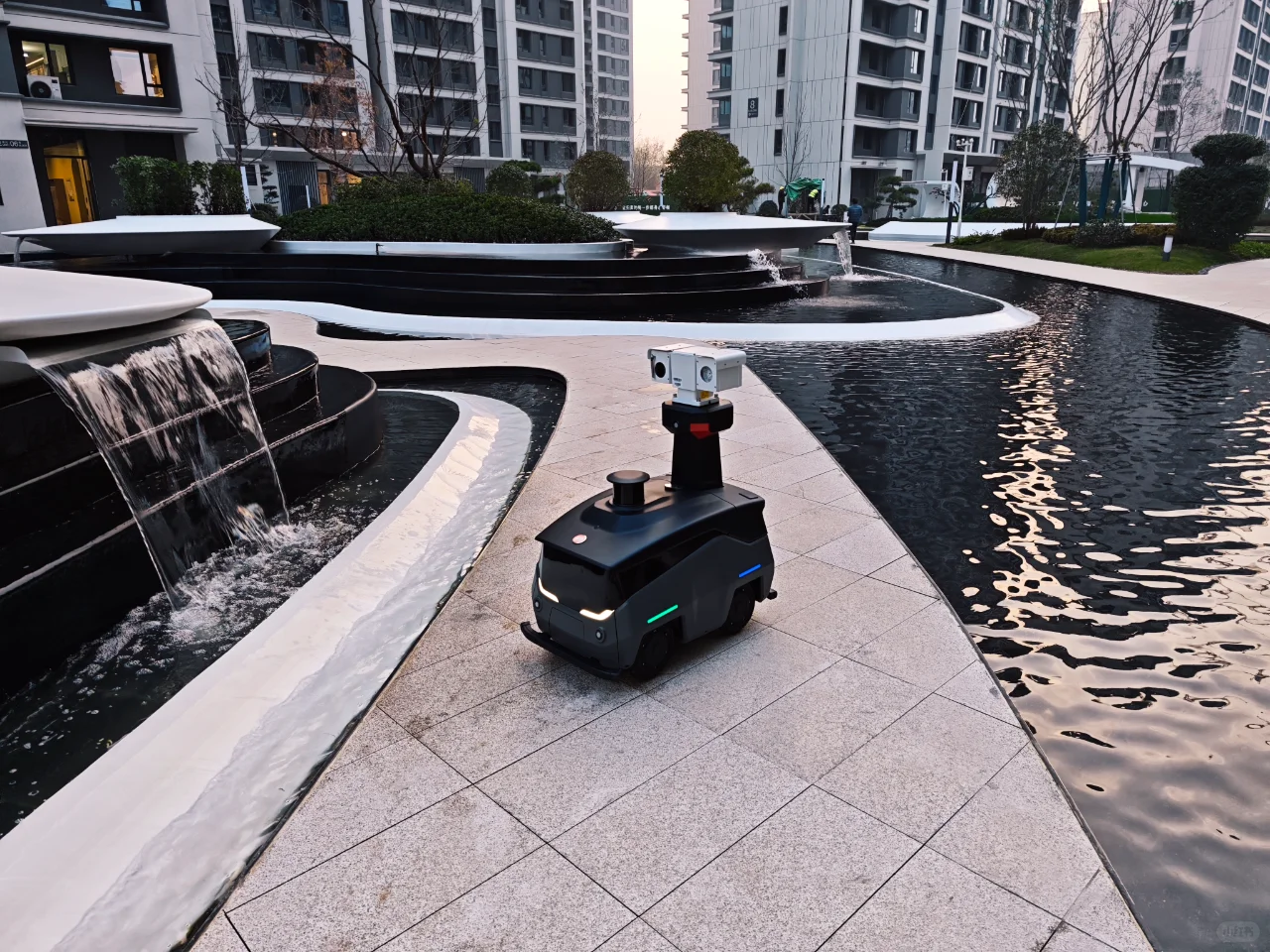 安防巡逻机器人真的会替代保安巡逻人员吗?