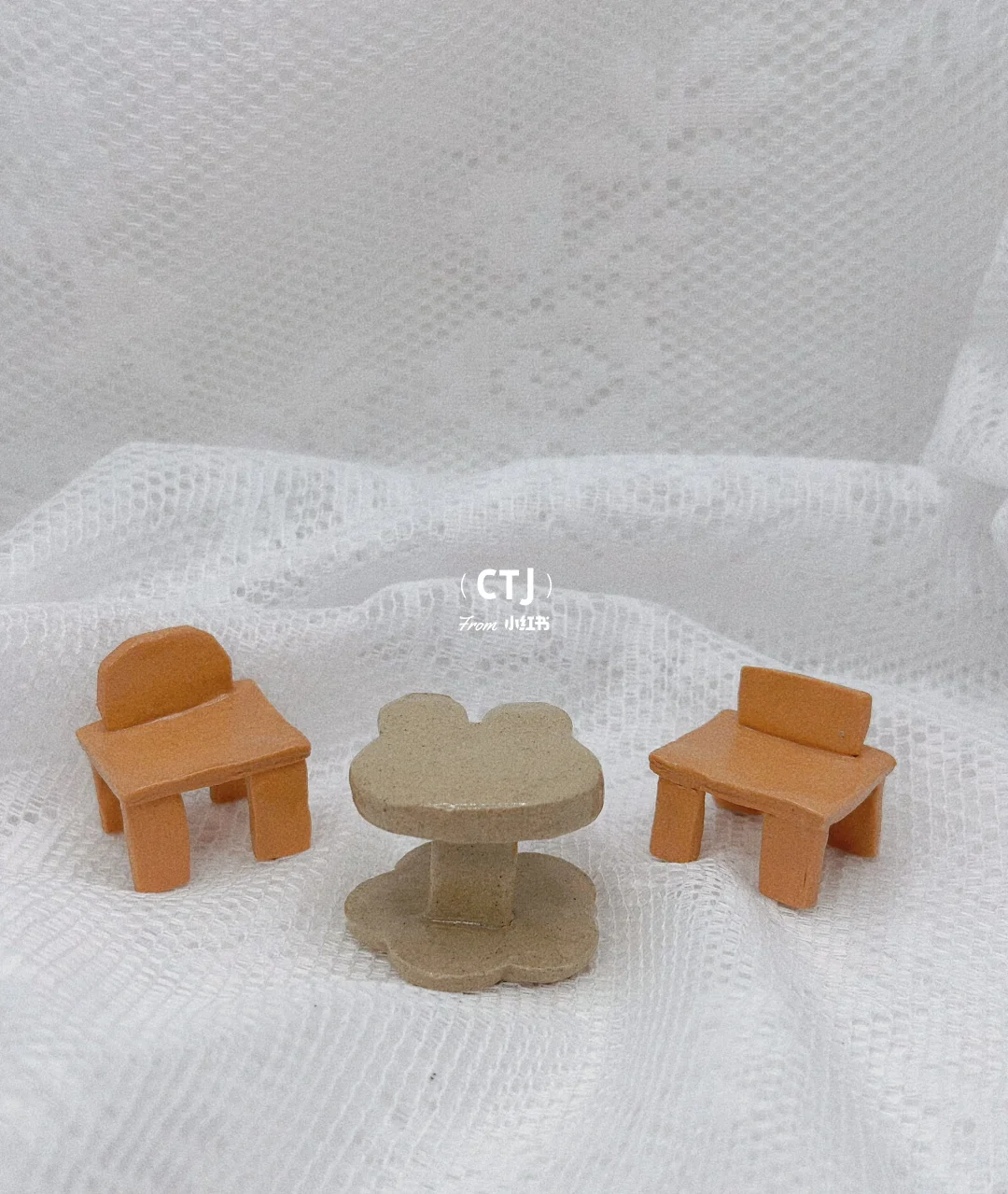 做点小桌子小椅子小柜子，玩过家家吧！