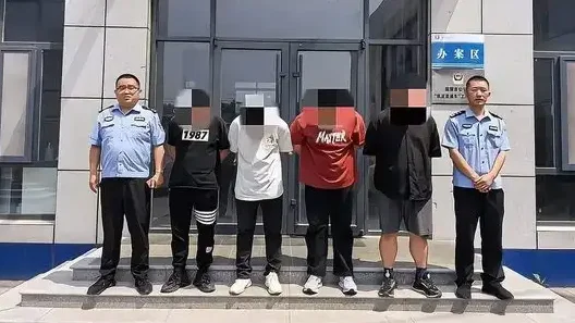 4人深夜贴涉黄小广告被抓