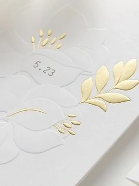 白色底纹加击凸工艺，时尚代名词！