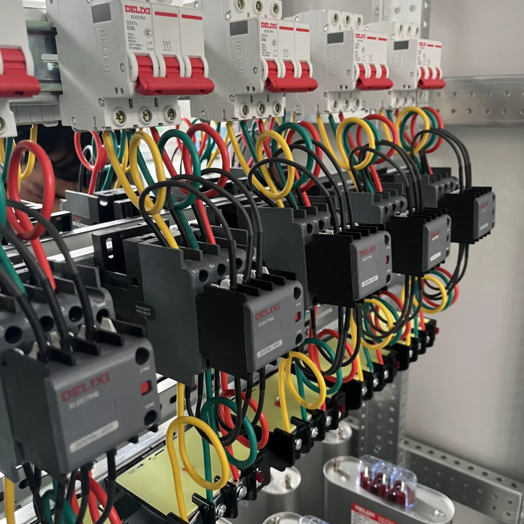 河南周口，电气设备！正在安装中！