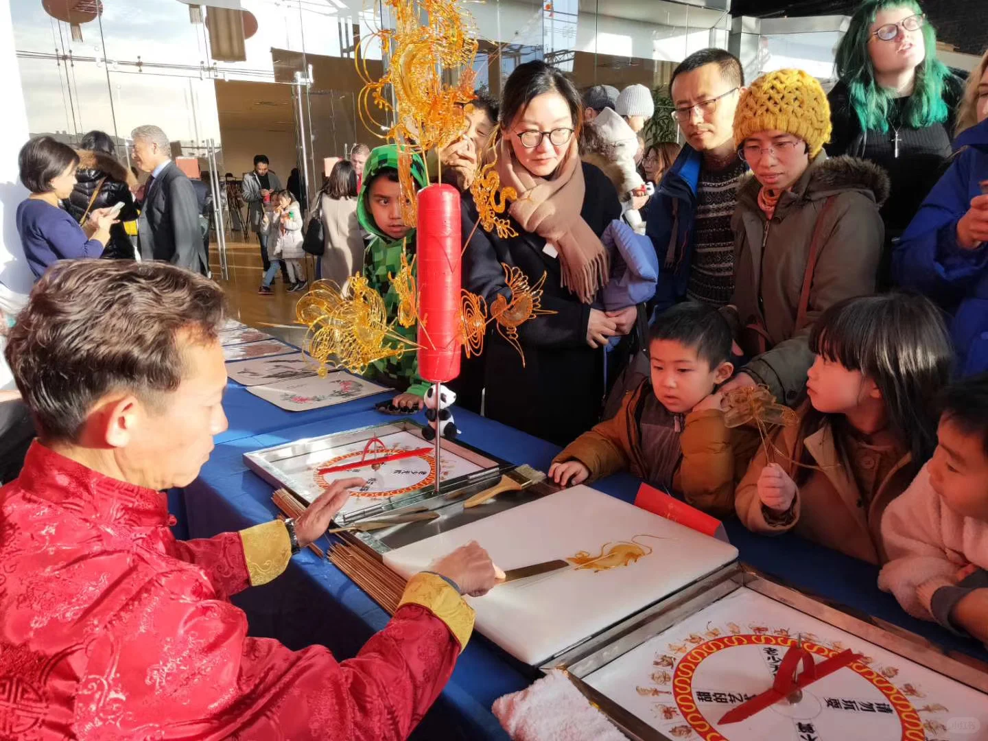 一勺一糖一世界，姑爹做糖画已有40余年了。