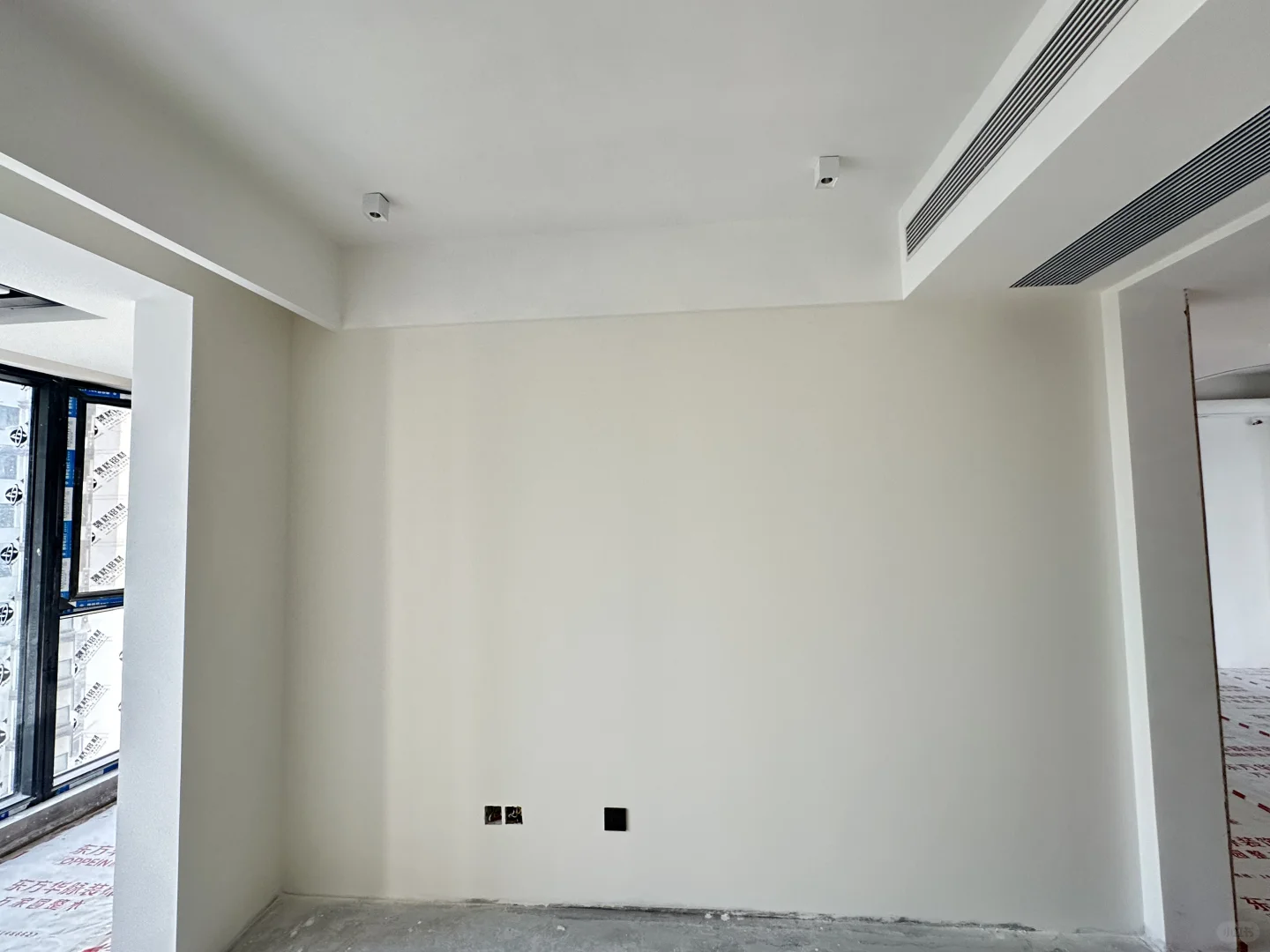 刷完乳胶漆的卧室，直接温柔感拉满✨