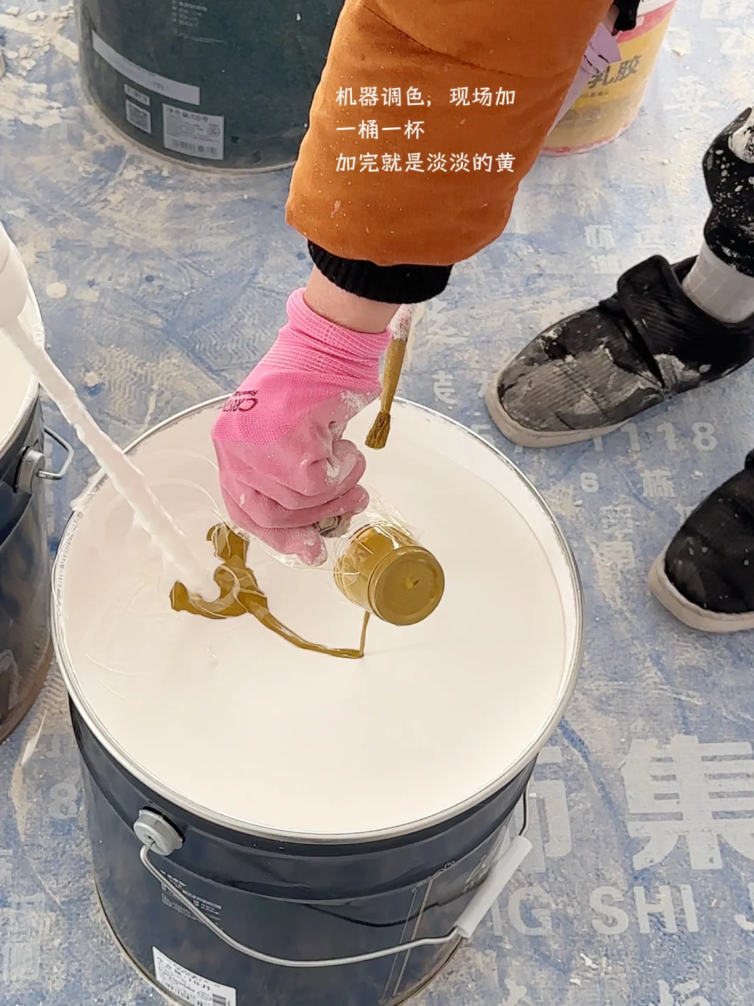 珍珠白｜不加水滚涂，刷出了艺术漆的效果?